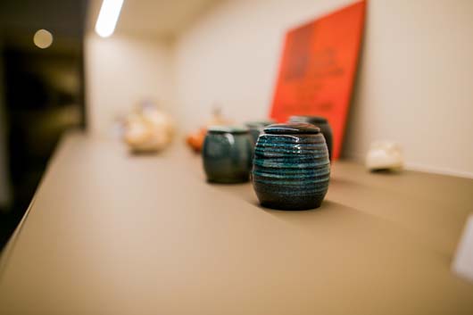 Twee kaarsjes op een dressoirkast